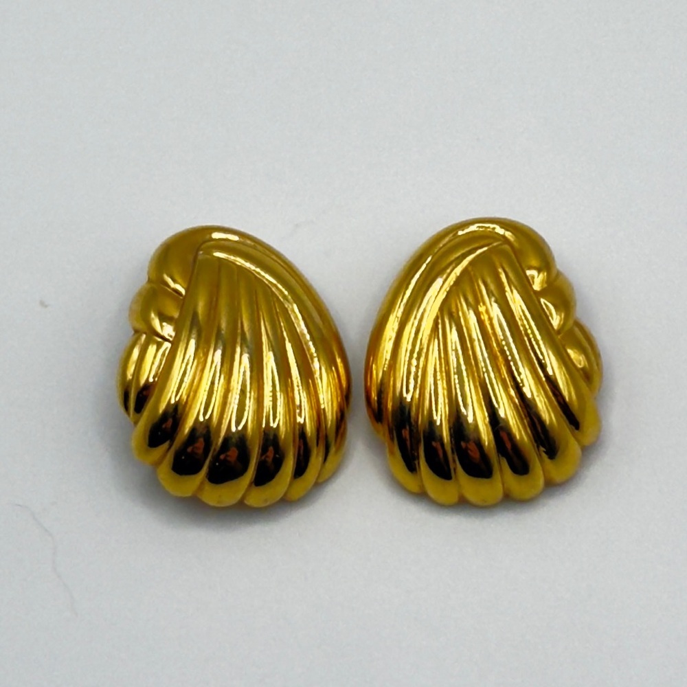 Joan Rivers Collection Shell Earrings (clip back)